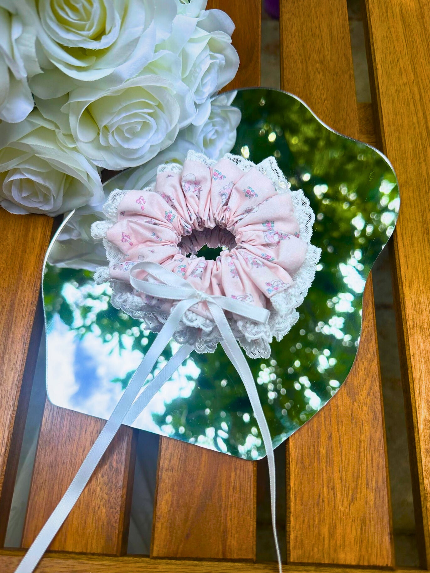 Chouchous floraux en dentelle avec nœud en ruban