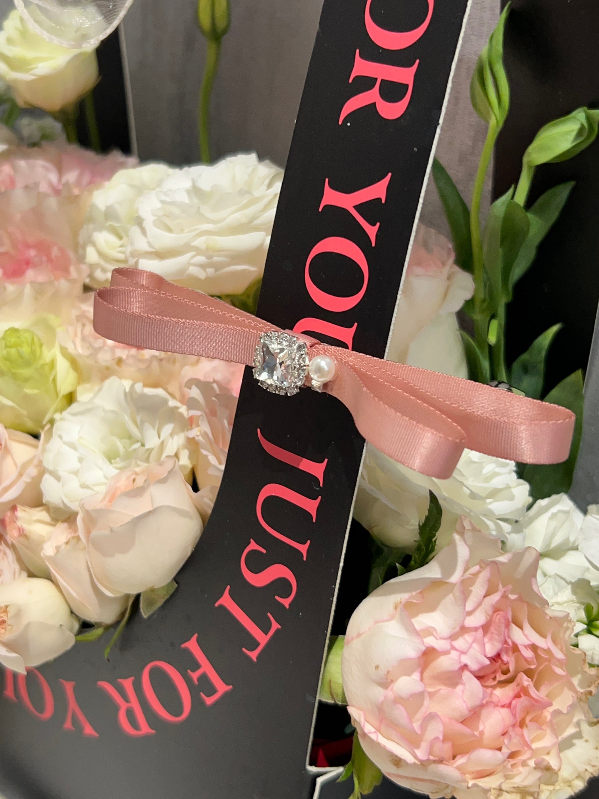 Nœud plat orné de bijoux Olivia