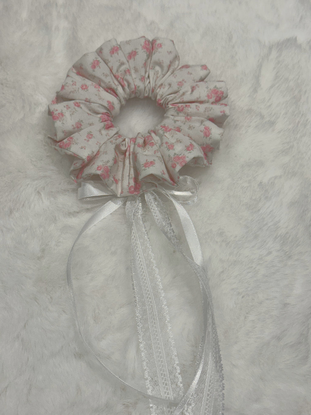 Chouchous floraux en dentelle avec nœud en ruban