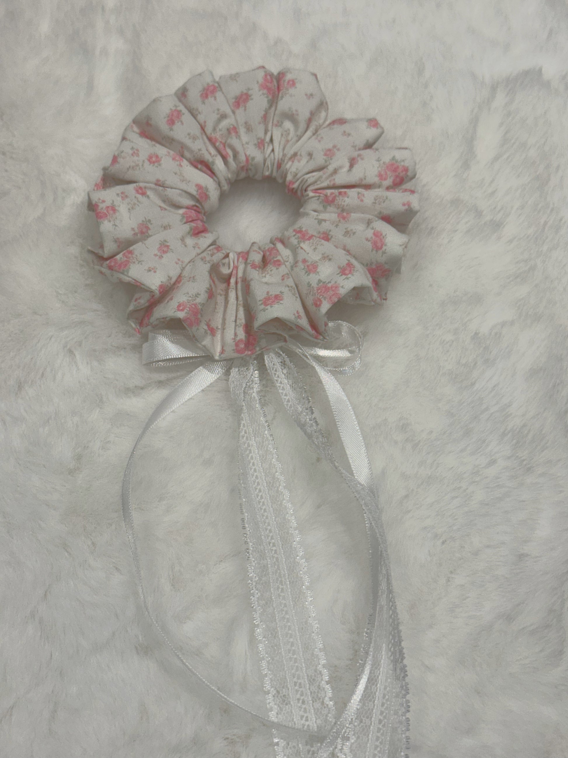 Chouchous floraux en dentelle avec nœud en ruban