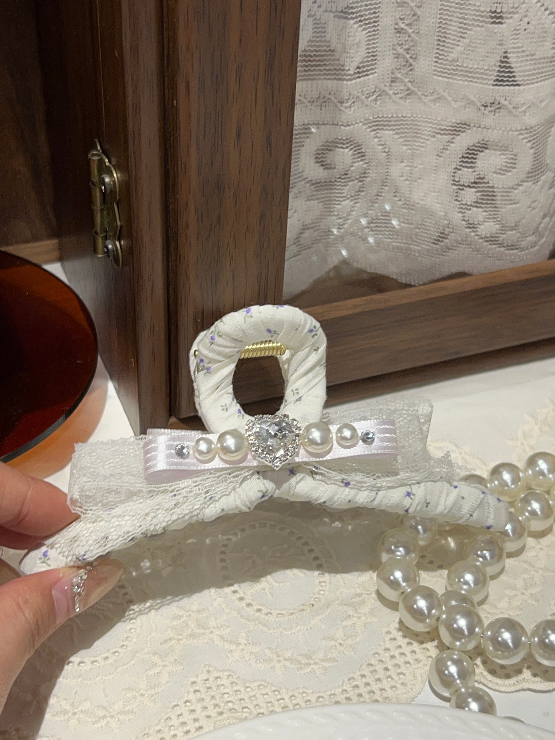 Pince à cheveux Jessie en dentelle florale ornée de bijoux