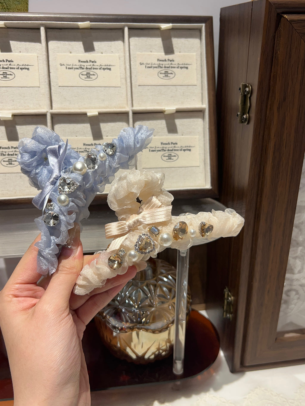 镶有宝石的欧根纱发爪