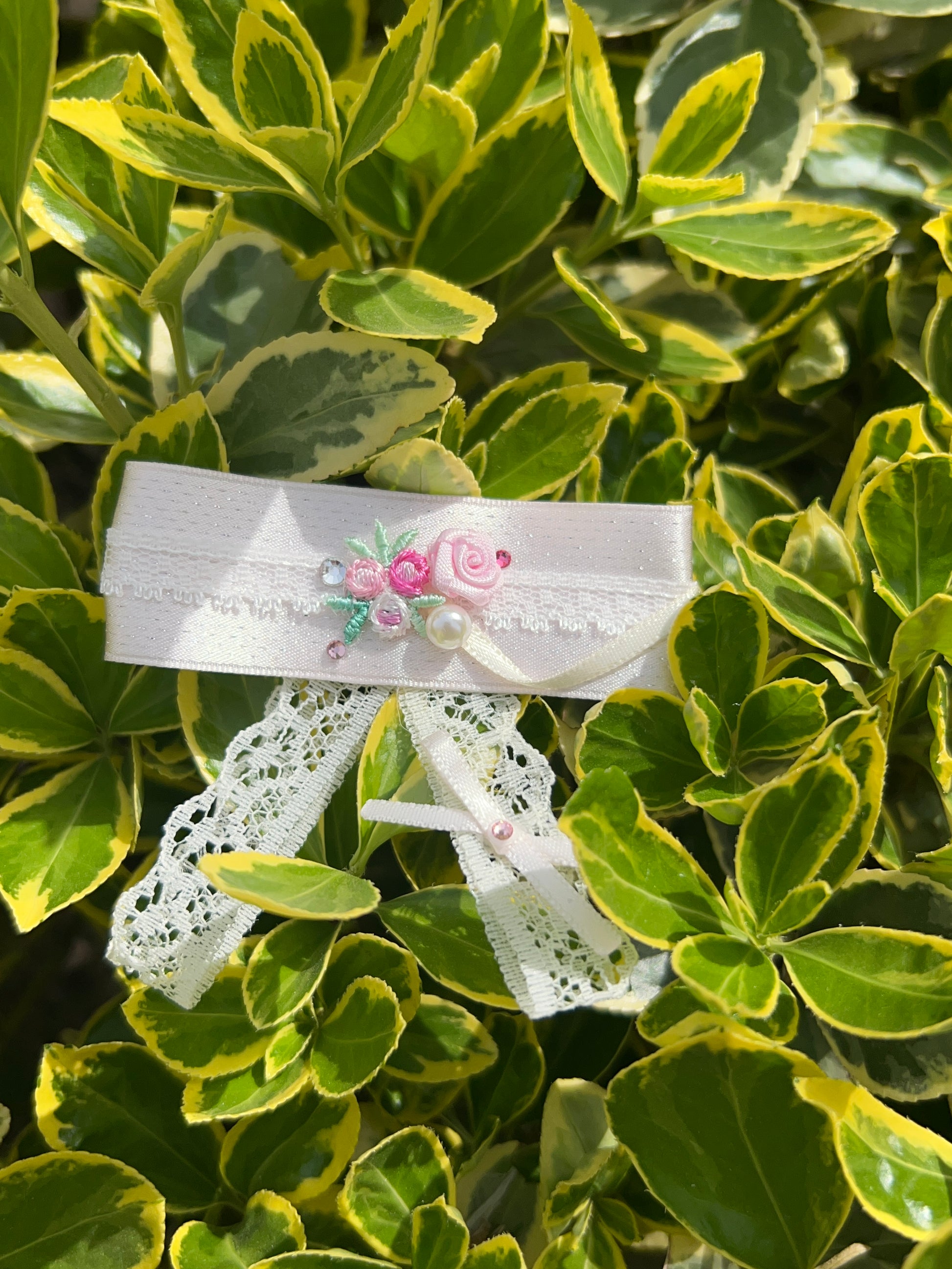Barrette à nœud plat brodée Evelyn