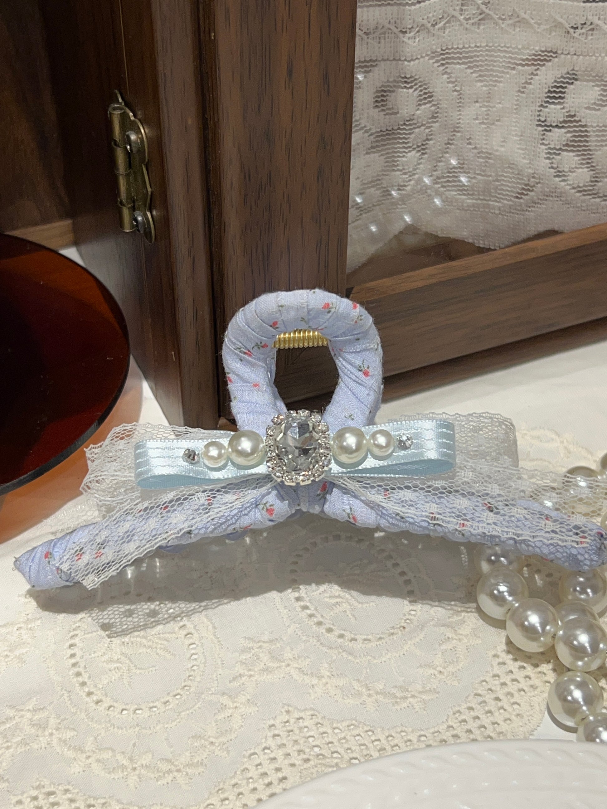 Pince à cheveux Jessie en dentelle florale ornée de bijoux