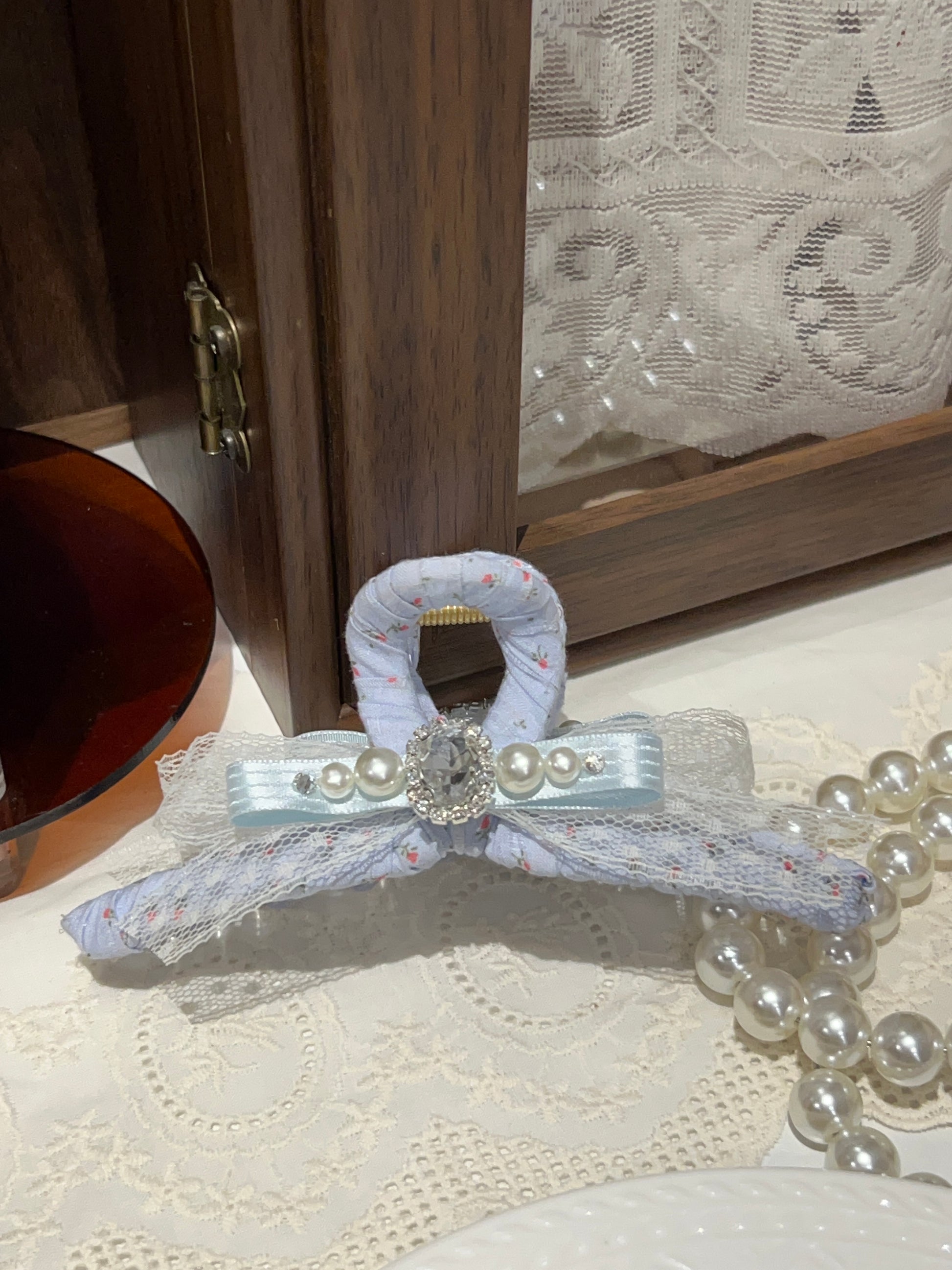 Pince à cheveux Jessie en dentelle florale ornée de bijoux