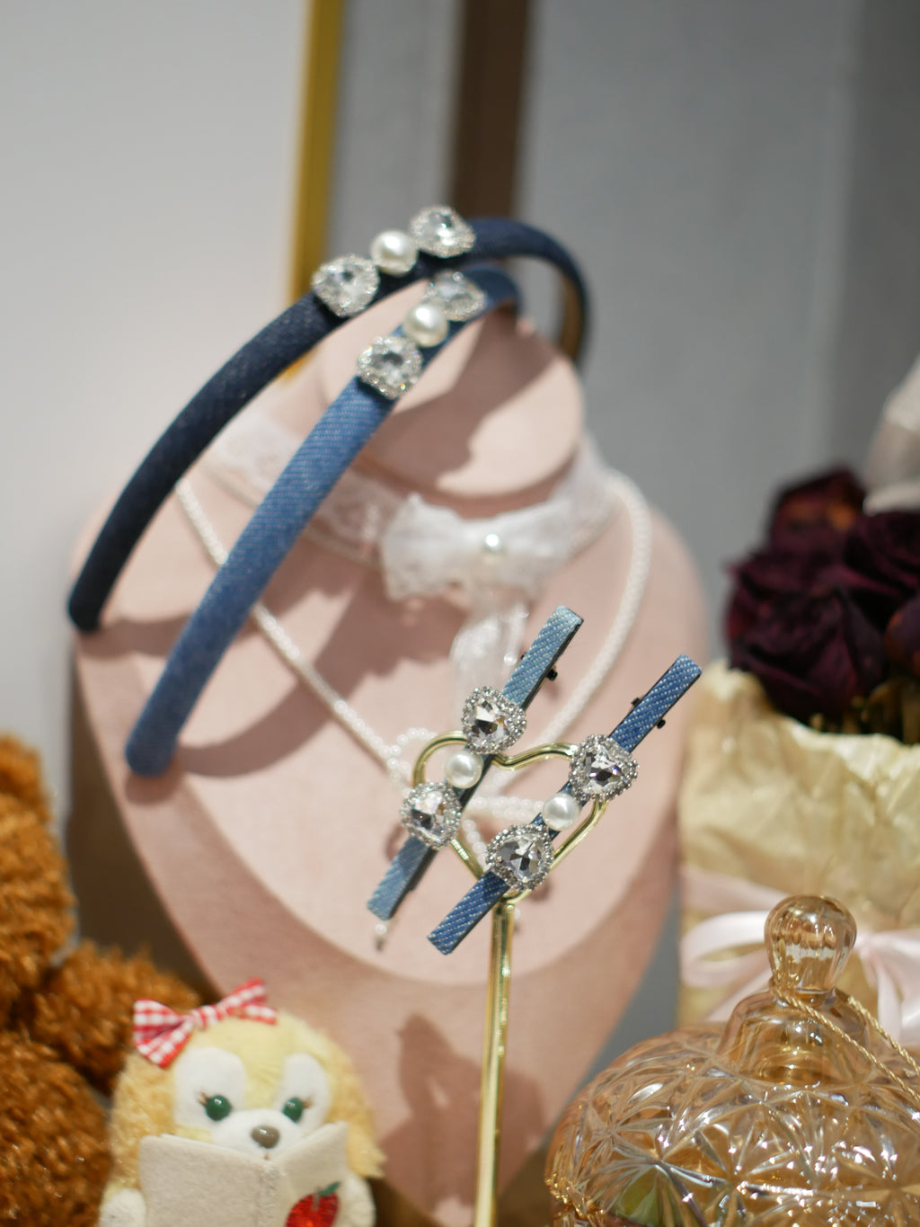 Bandeau fin orné de bijoux en denim Kaity