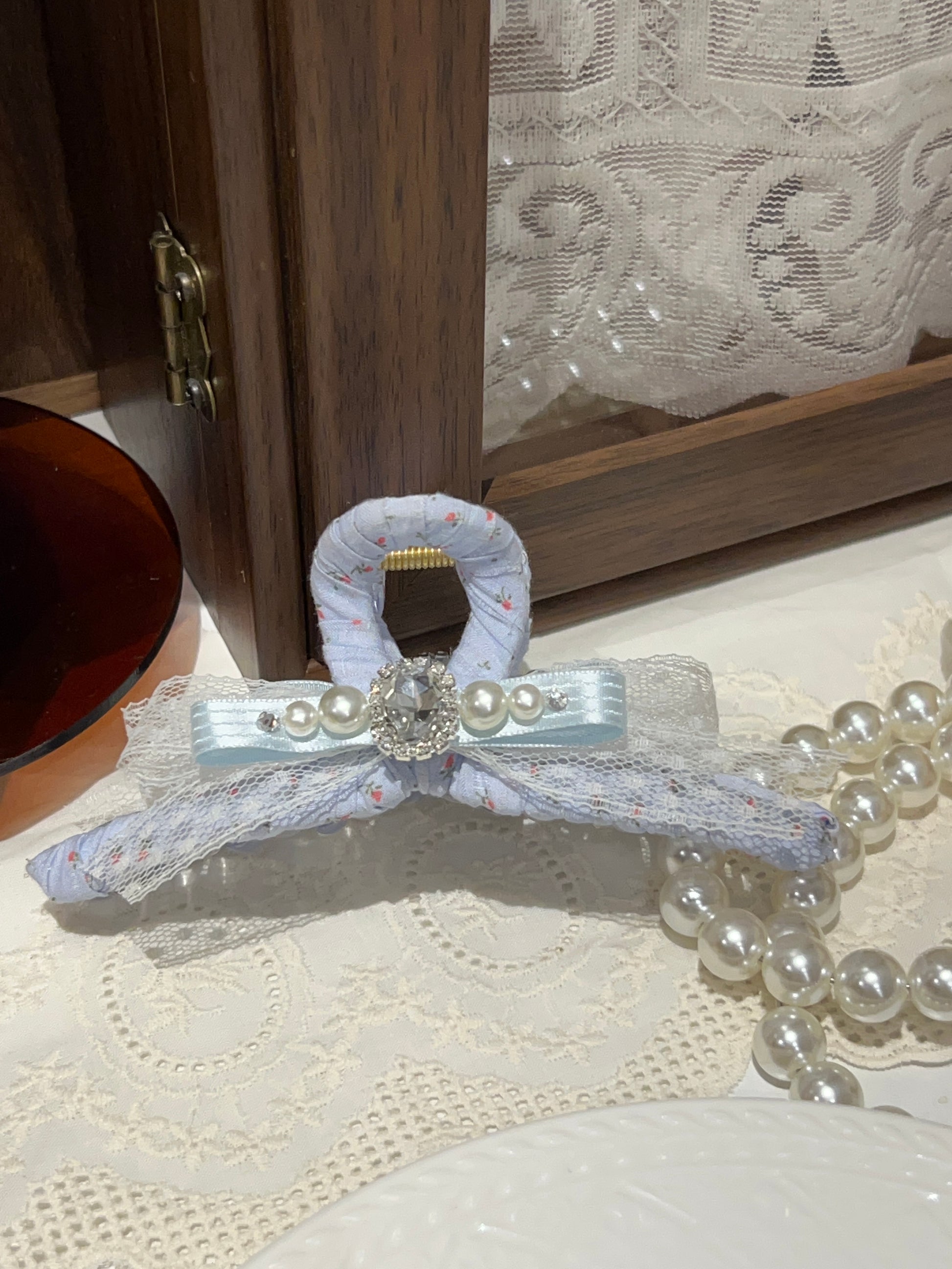 Pince à cheveux Jessie en dentelle florale ornée de bijoux
