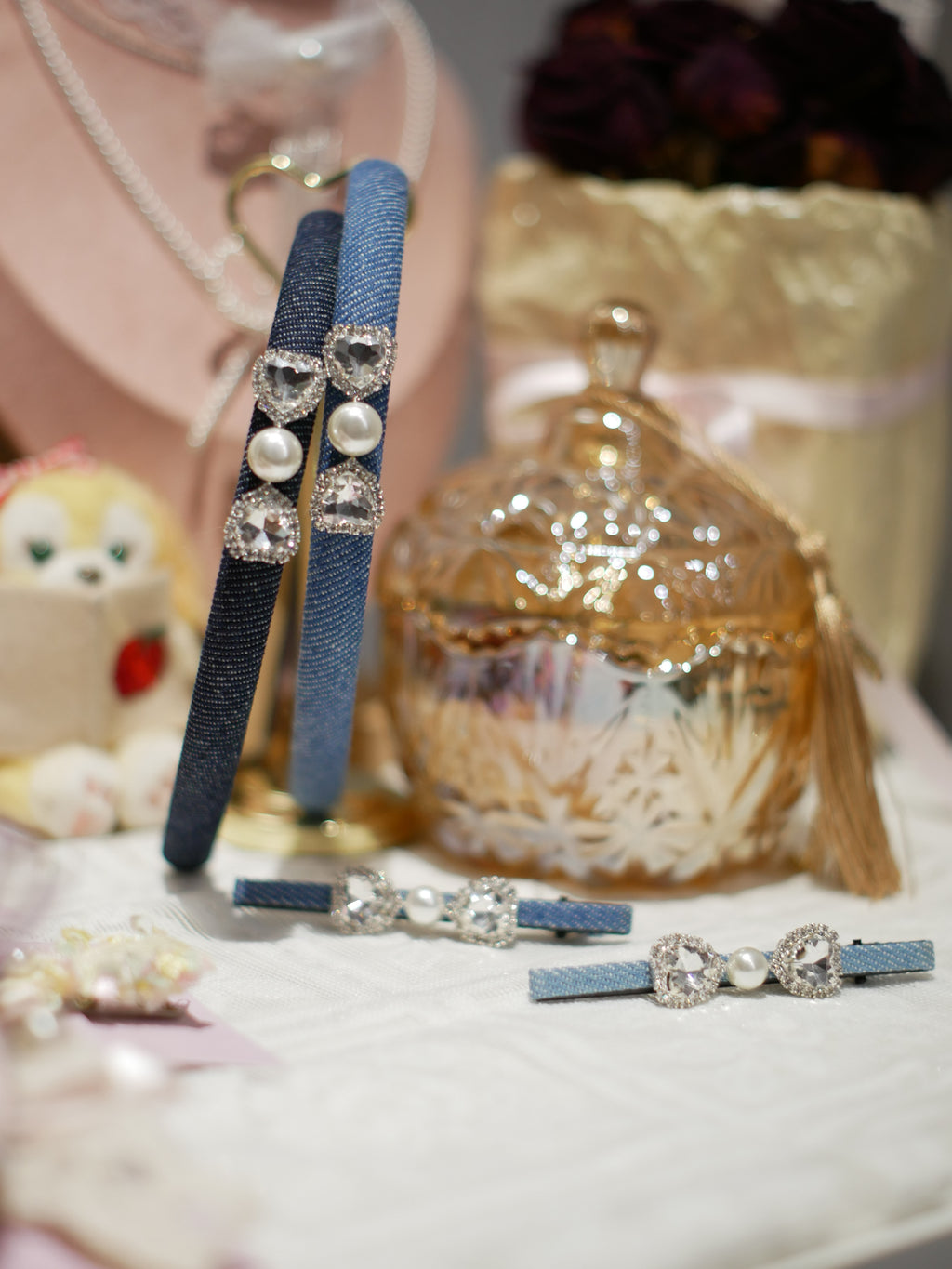 Bandeau fin orné de bijoux en denim Kaity