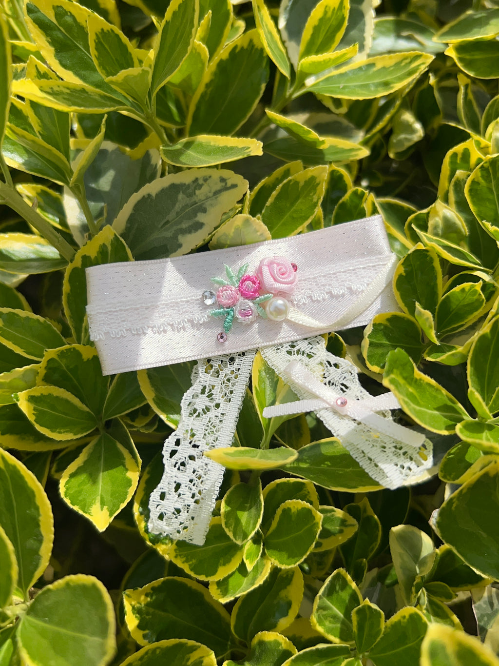 Barrette à nœud plat brodée Evelyn
