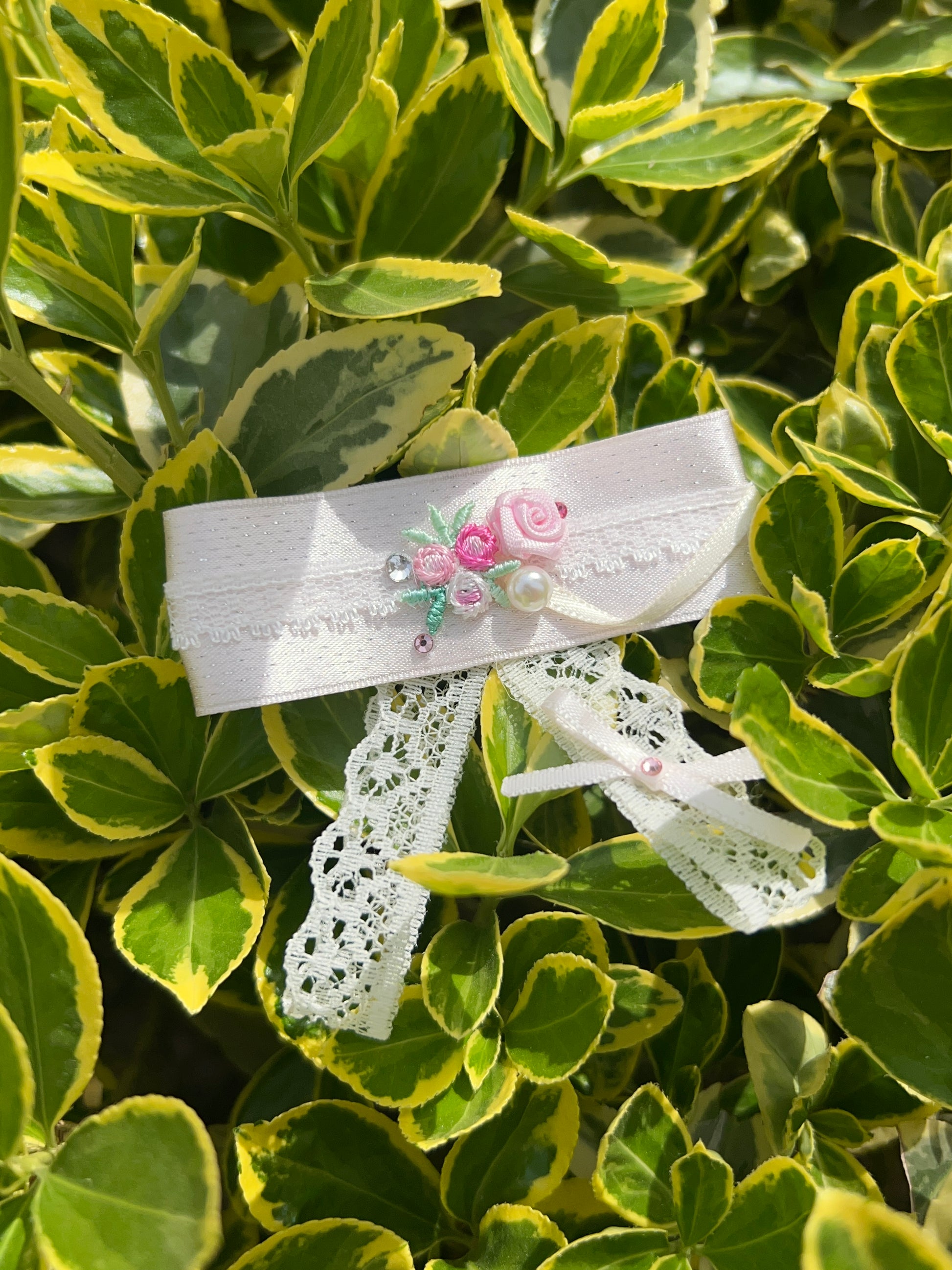 Barrette à nœud plat brodée Evelyn