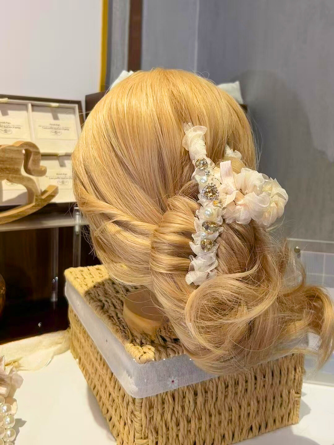 Pince à cheveux en organza ornée de bijoux