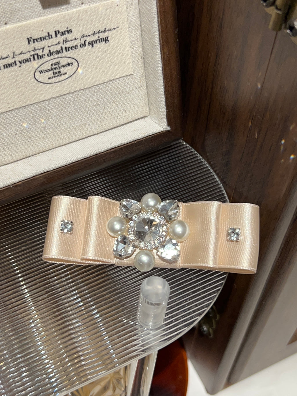 Nœud plat solaire orné de bijoux Penelope
