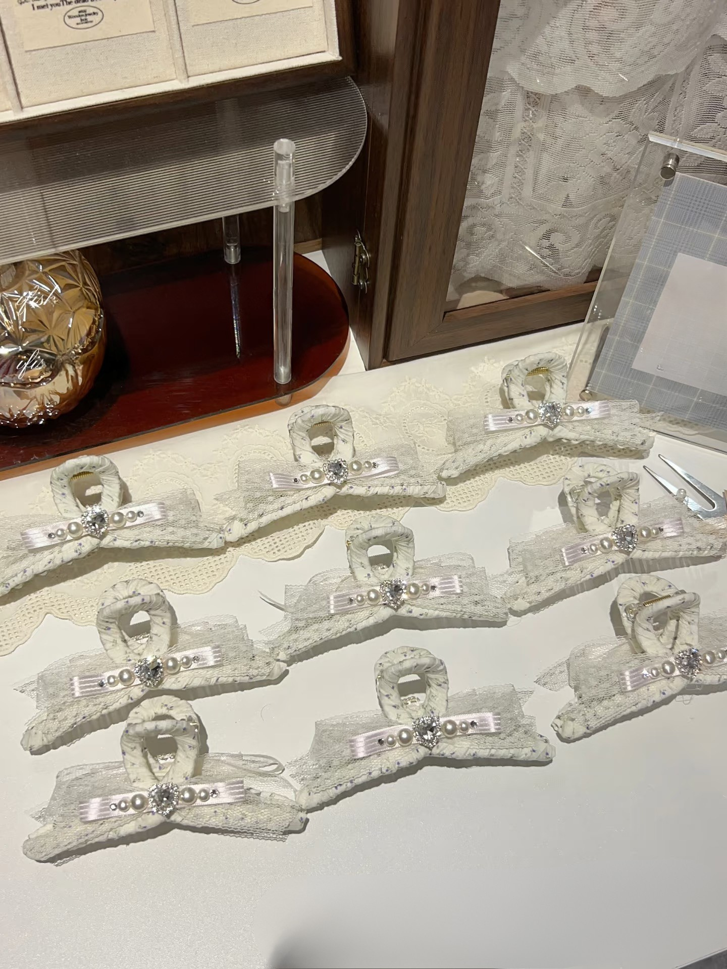 Pince à cheveux Jessie en dentelle florale ornée de bijoux