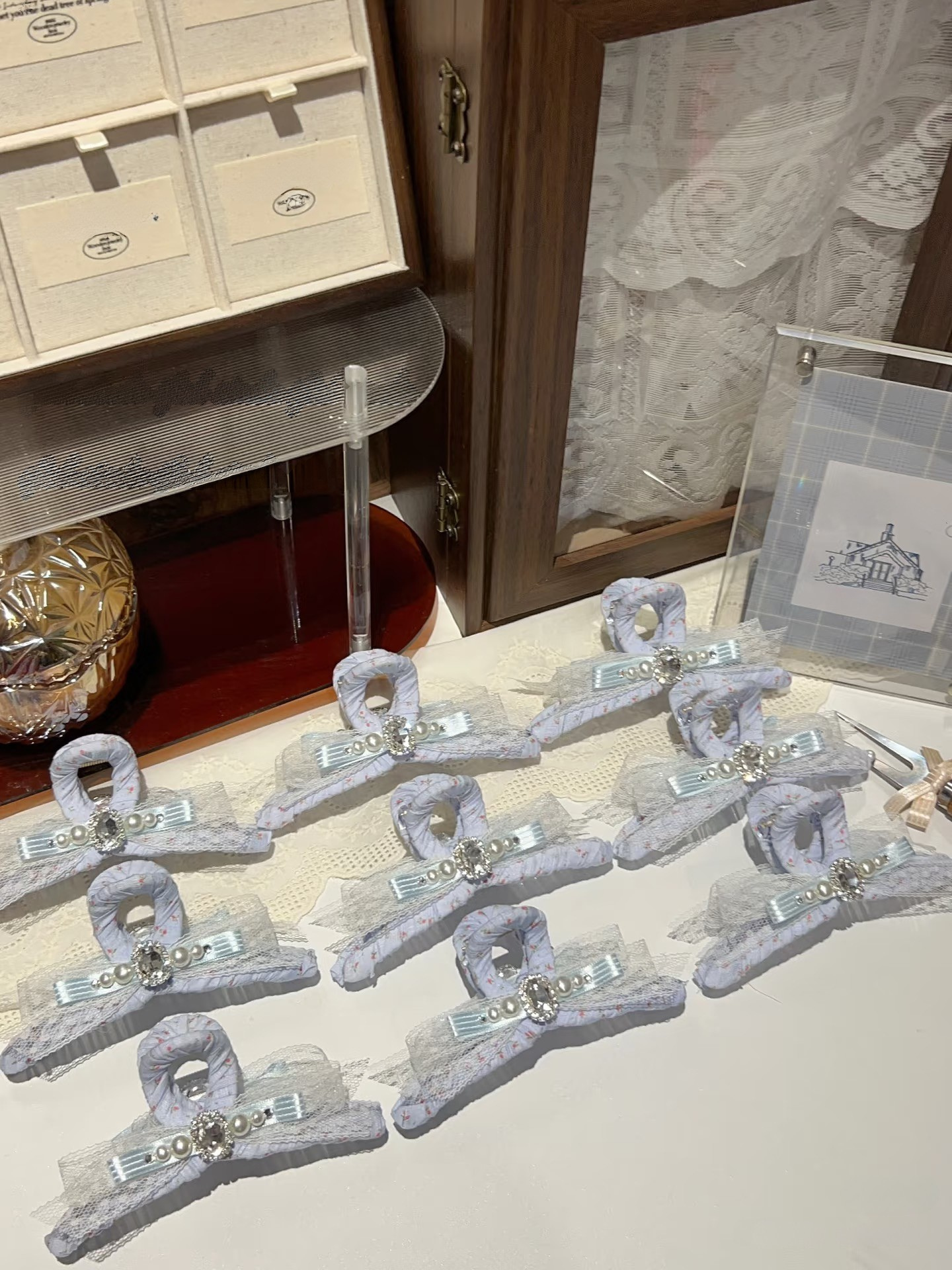 Pince à cheveux Jessie en dentelle florale ornée de bijoux