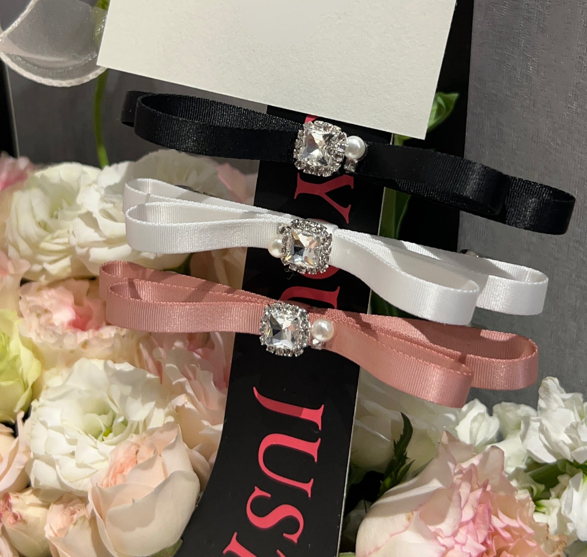 Nœud plat orné de bijoux Olivia