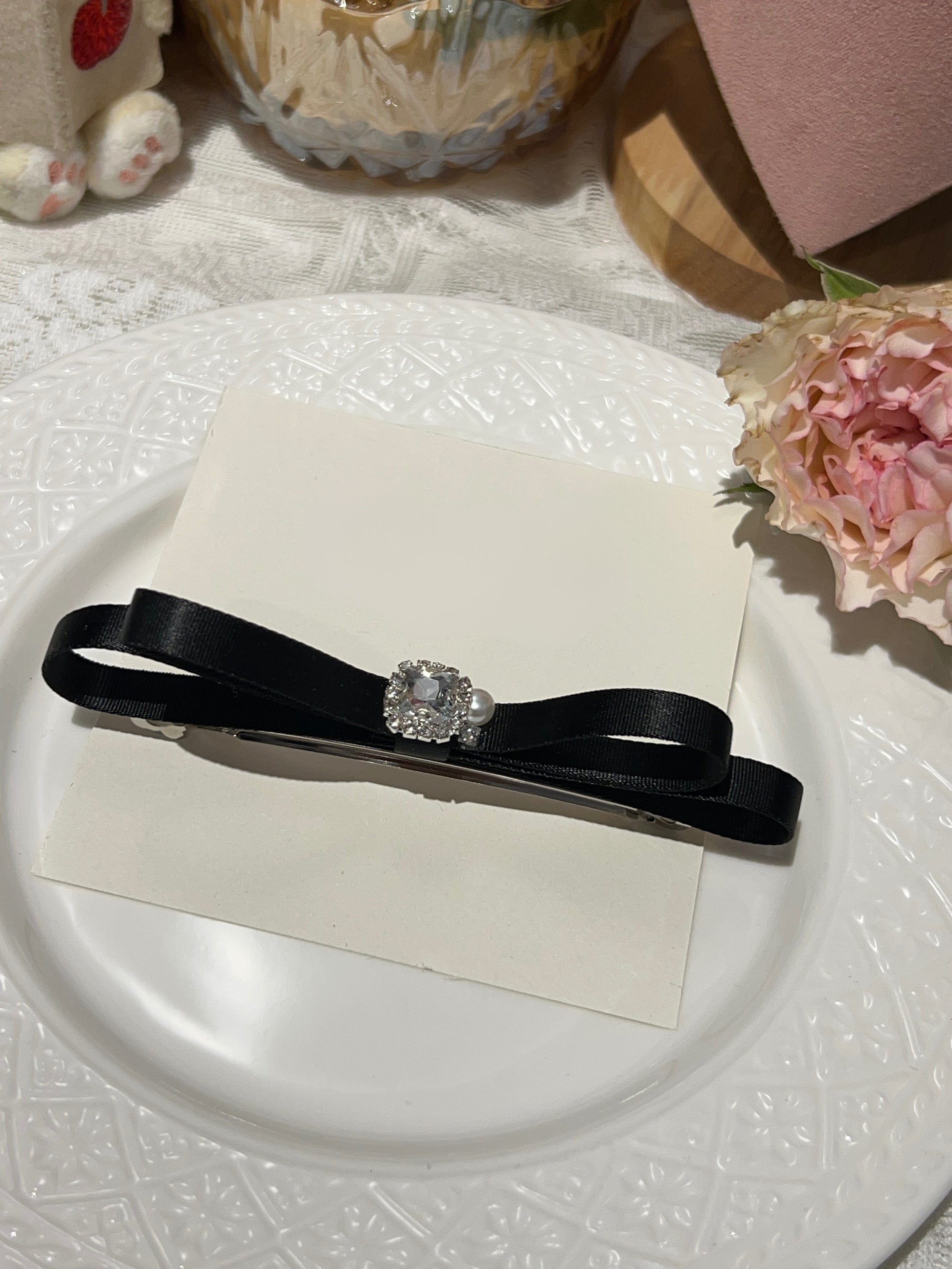 Nœud plat orné de bijoux Olivia