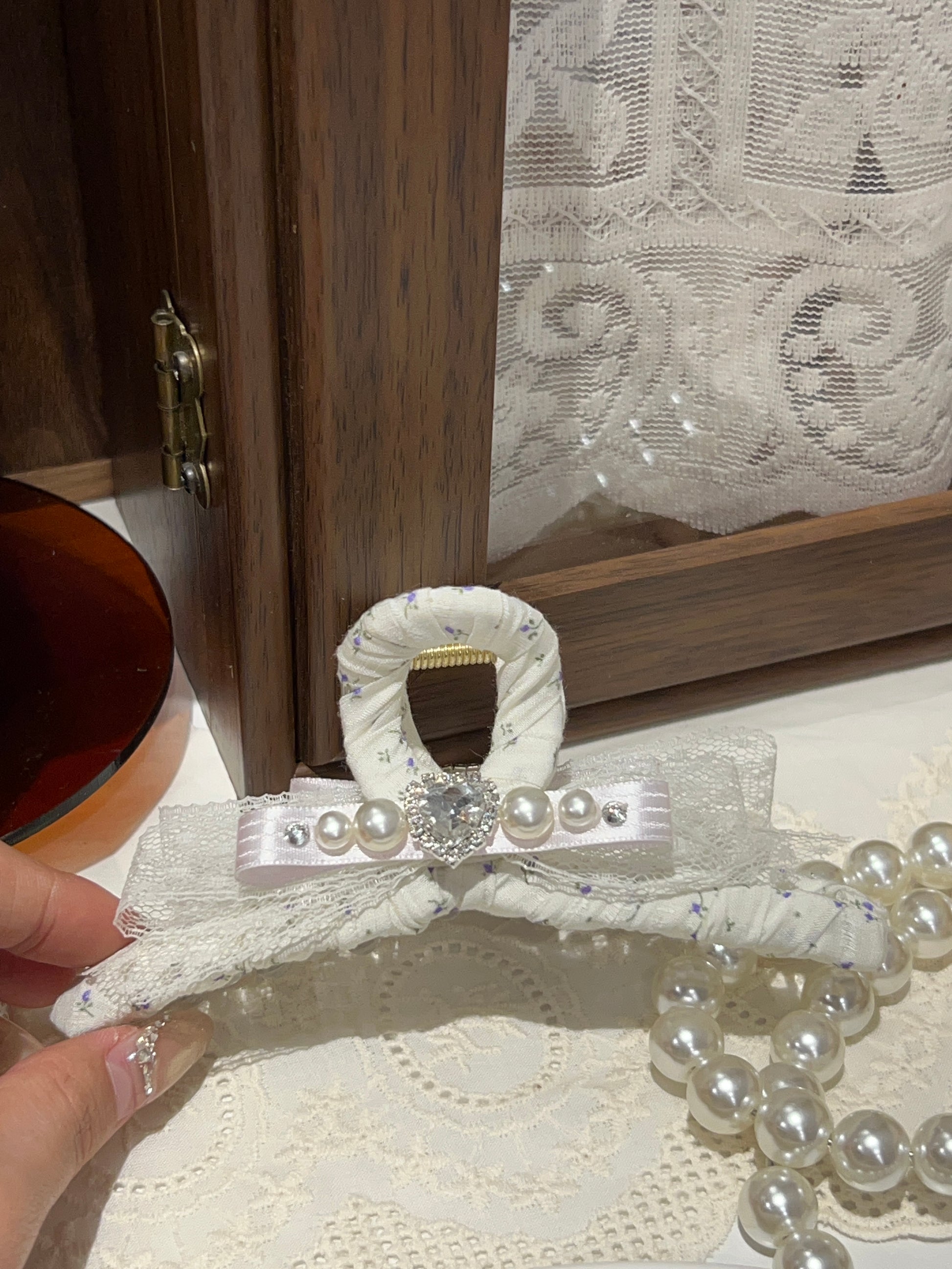 Pince à cheveux Jessie en dentelle florale ornée de bijoux