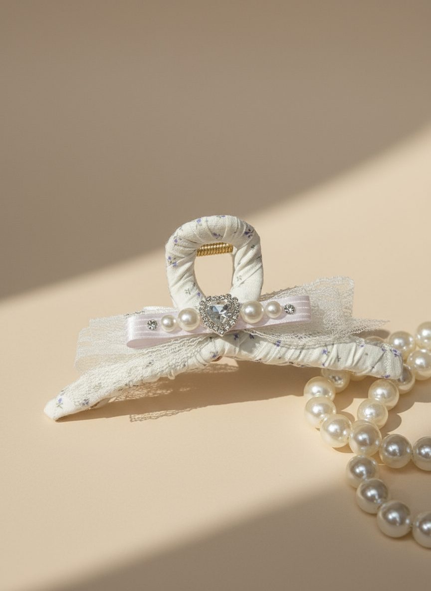 Pince à cheveux Jessie en dentelle florale ornée de bijoux