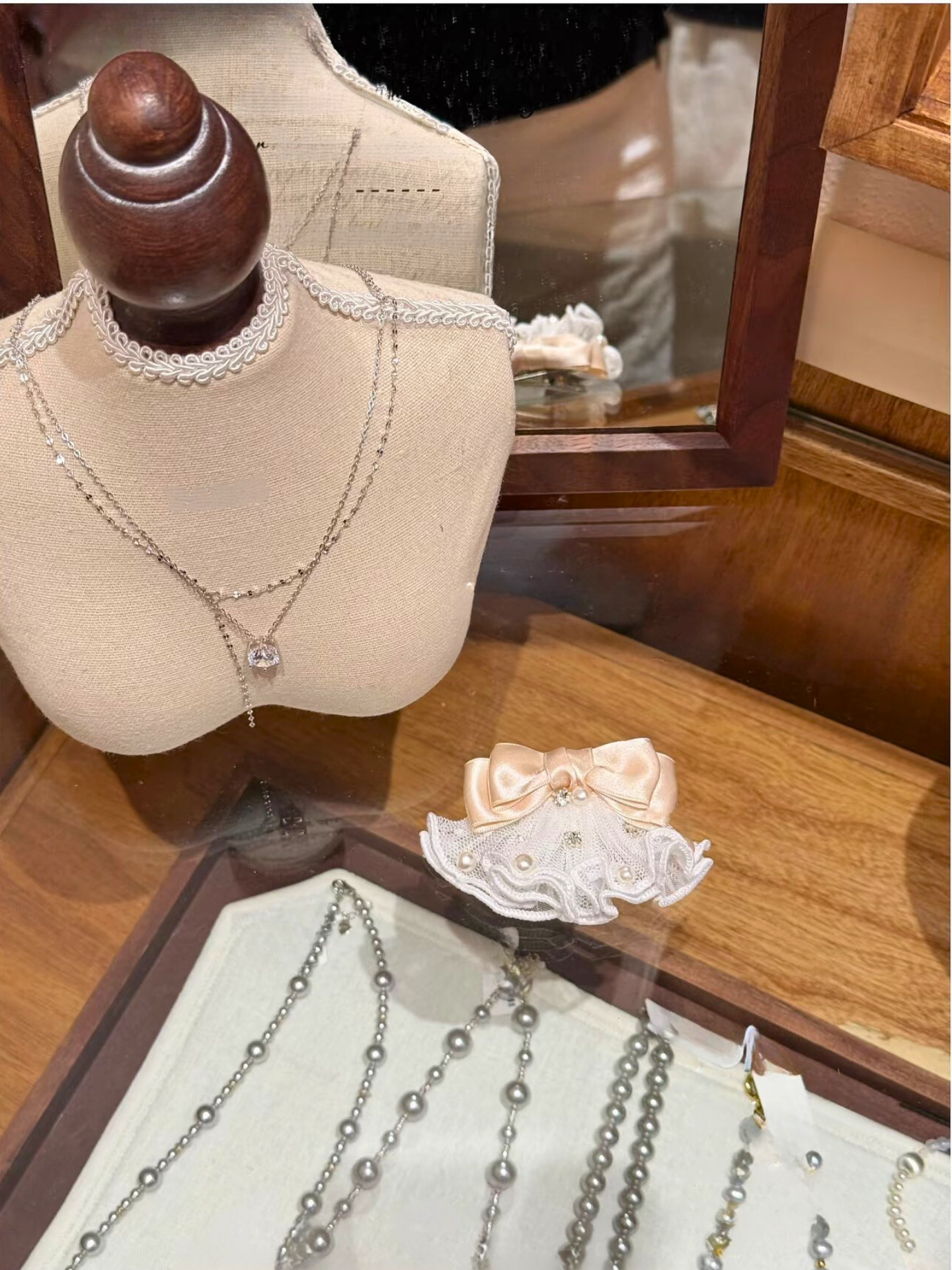 Jupe Charlotte en dentelle ornée de bijoux et nœud