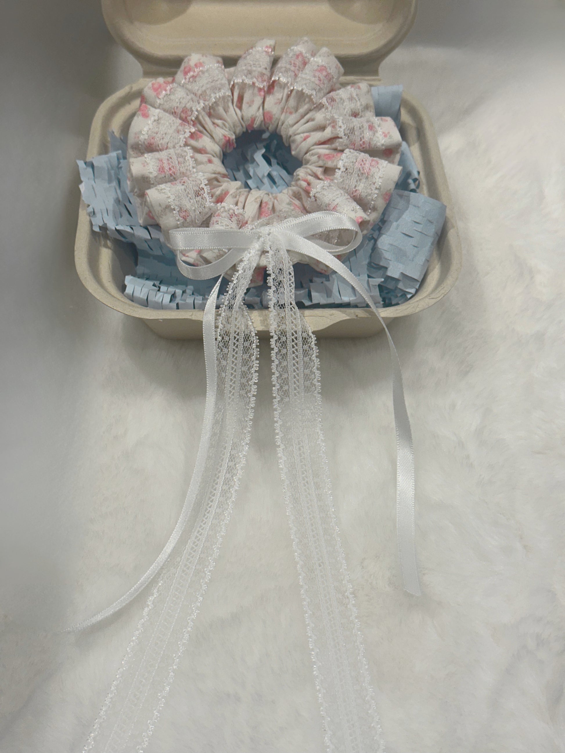 Chouchous floraux en dentelle avec nœud en ruban