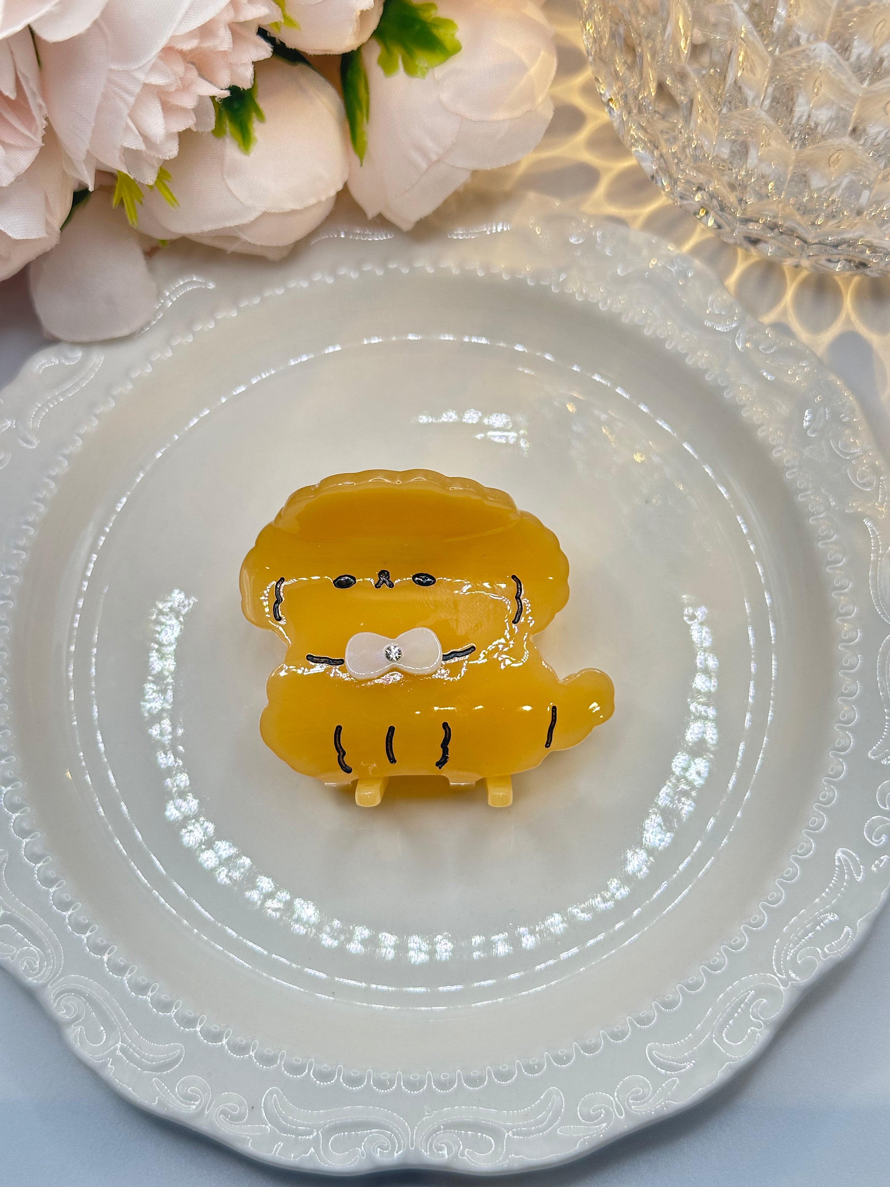 Medium Fluffy Dog Hair Claw