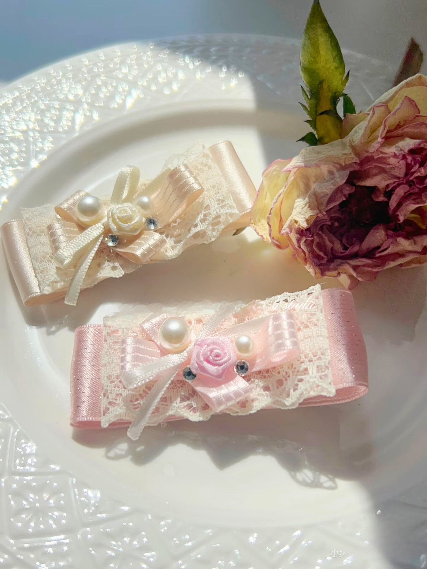 Nœud plat orné de bijoux Luna