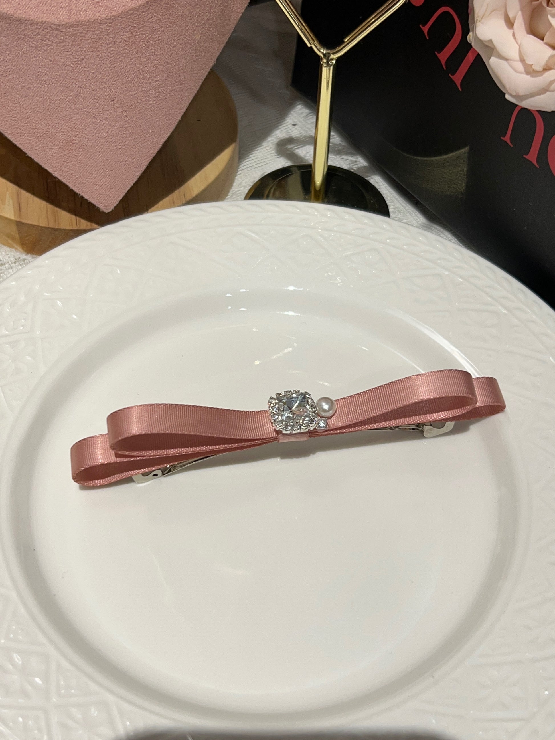 Nœud plat orné de bijoux Olivia