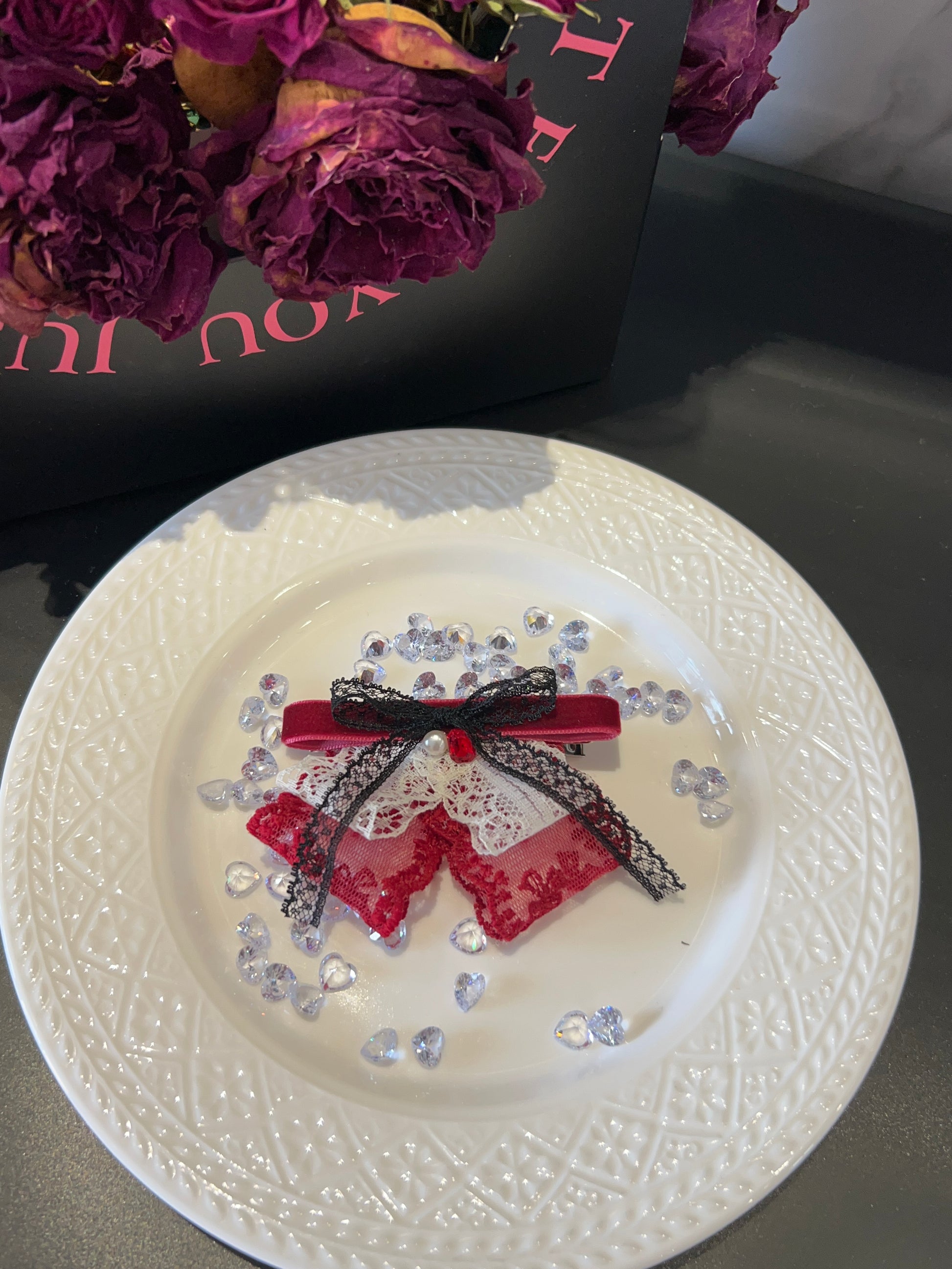 Nœud marin en dentelle française rubis
