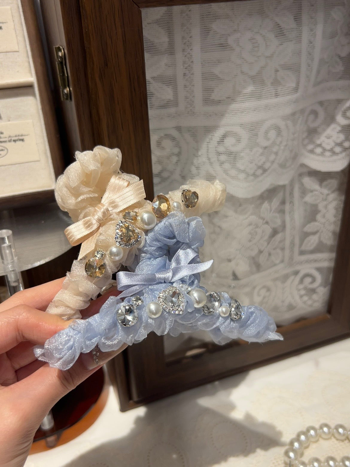 Pince à cheveux en organza ornée de bijoux