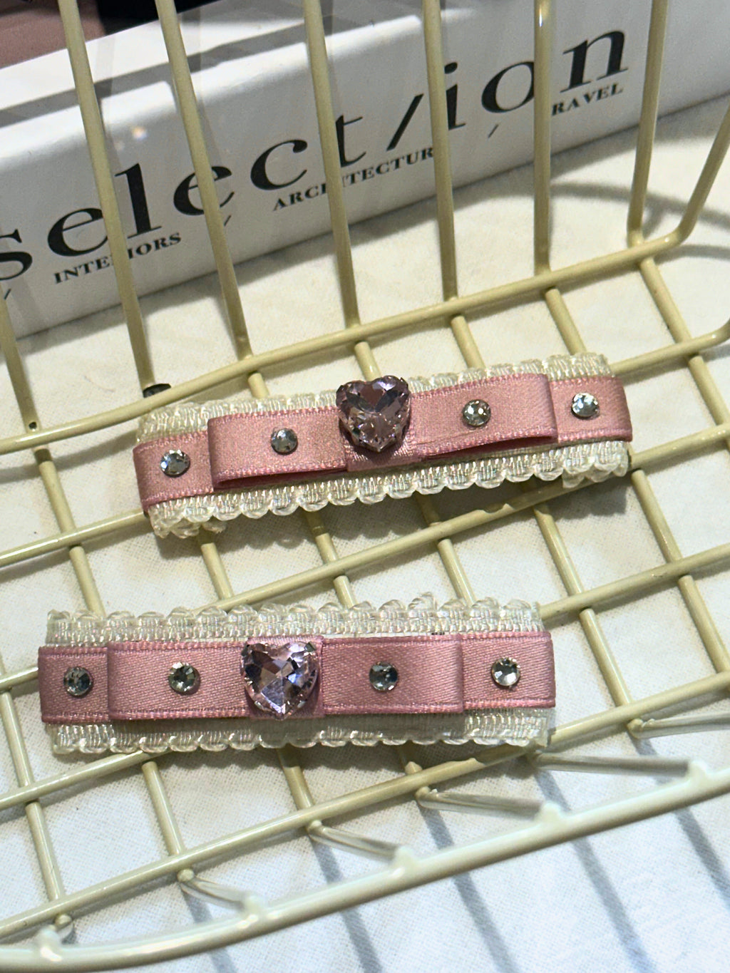 Betty Hearted Flat Bow