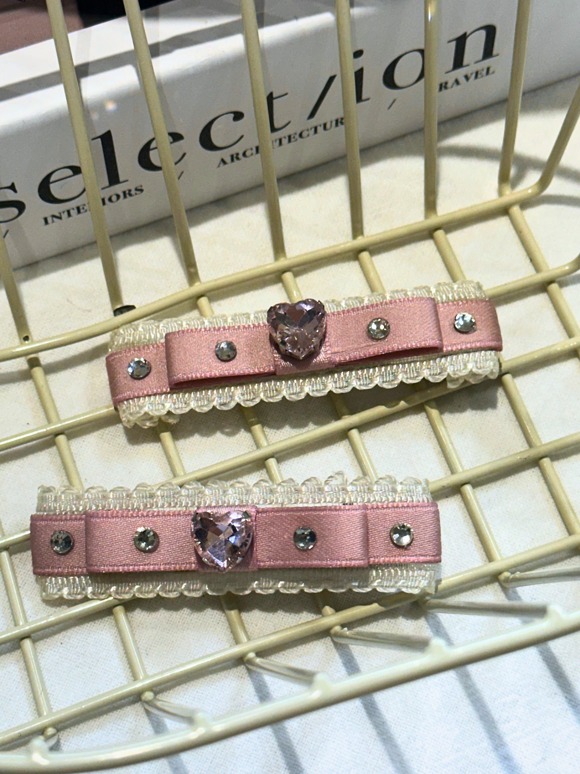 Betty Hearted Flat Bow
