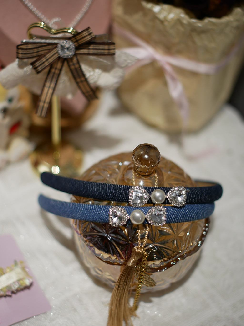 Bandeau fin orné de bijoux en denim Kaity