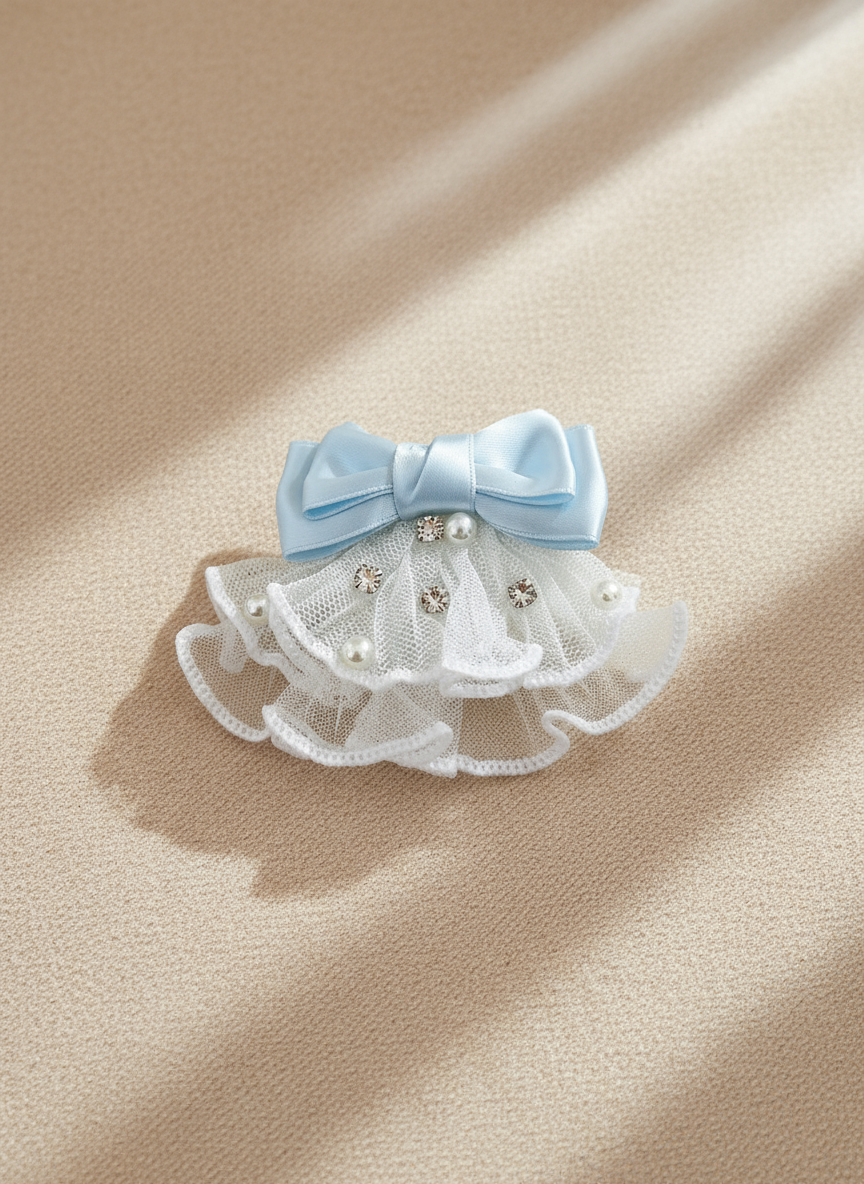Jupe Charlotte en dentelle ornée de bijoux et nœud