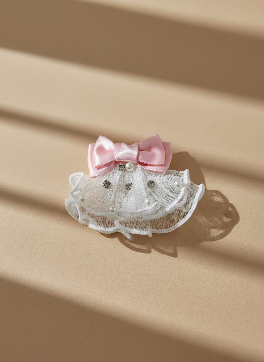 Jupe Charlotte en dentelle ornée de bijoux et nœud