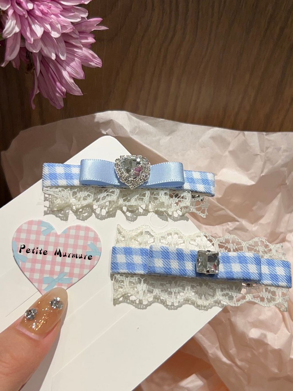 Nœud plat orné de bijoux à carreaux Alice