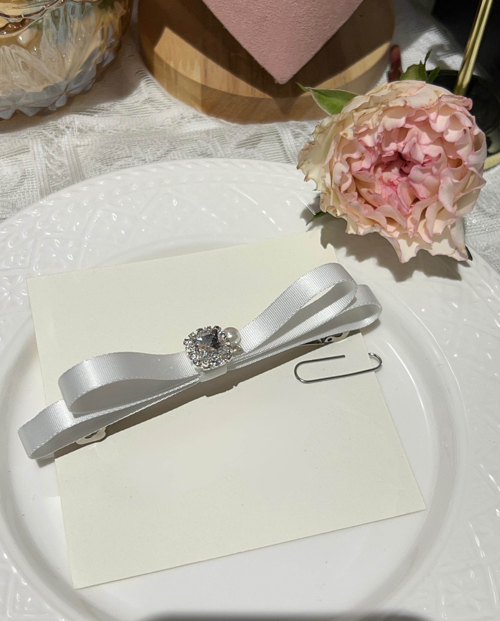 Nœud plat orné de bijoux Olivia