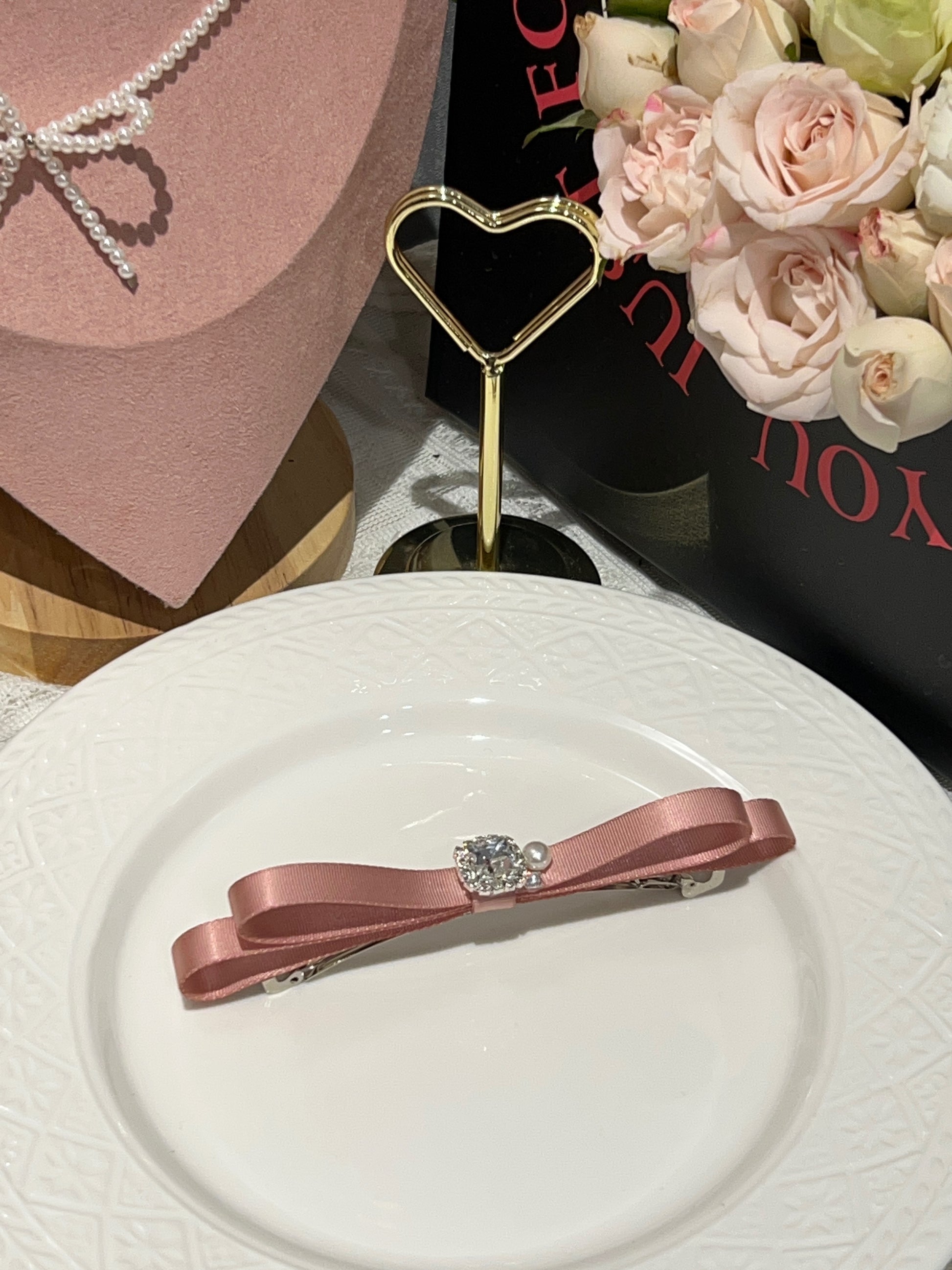 Nœud plat orné de bijoux Olivia