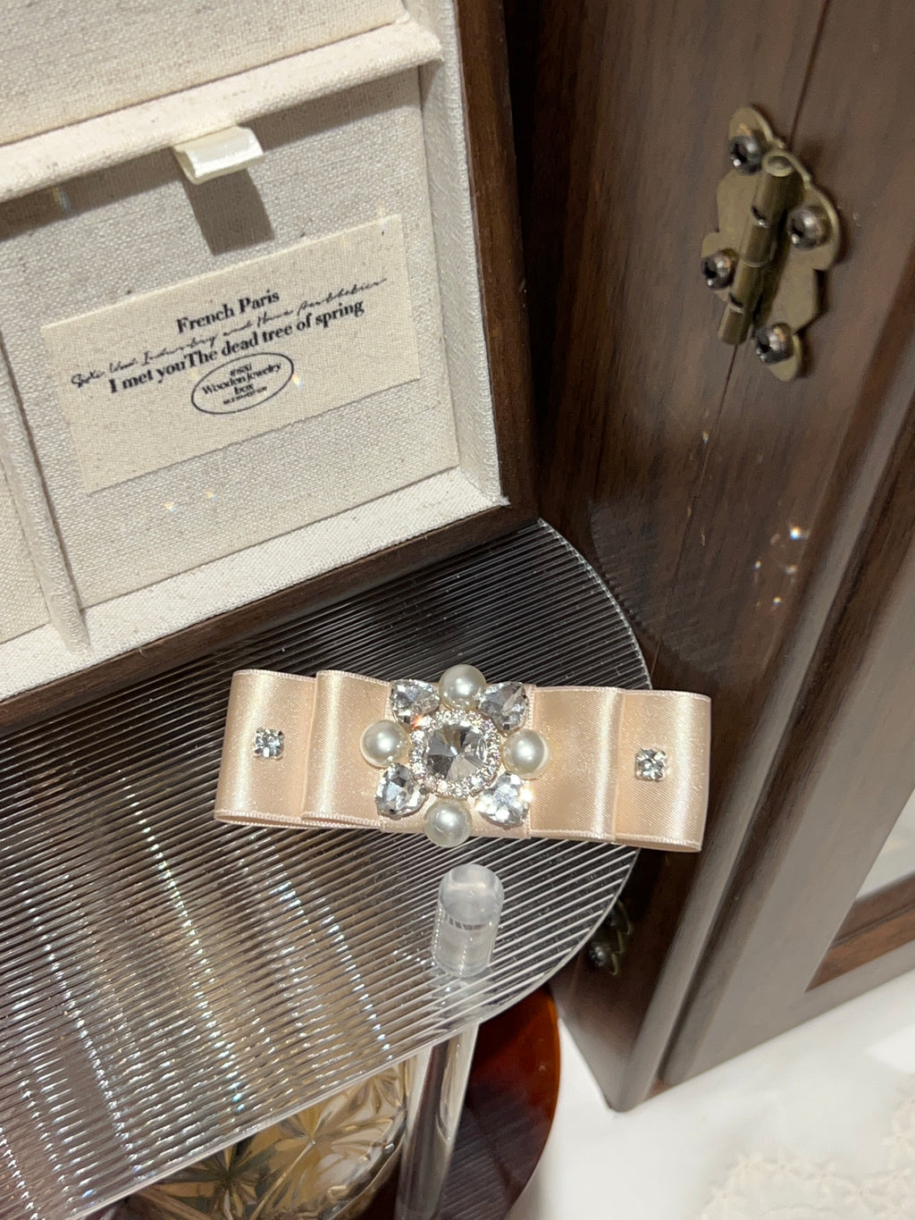 Nœud plat solaire orné de bijoux Penelope