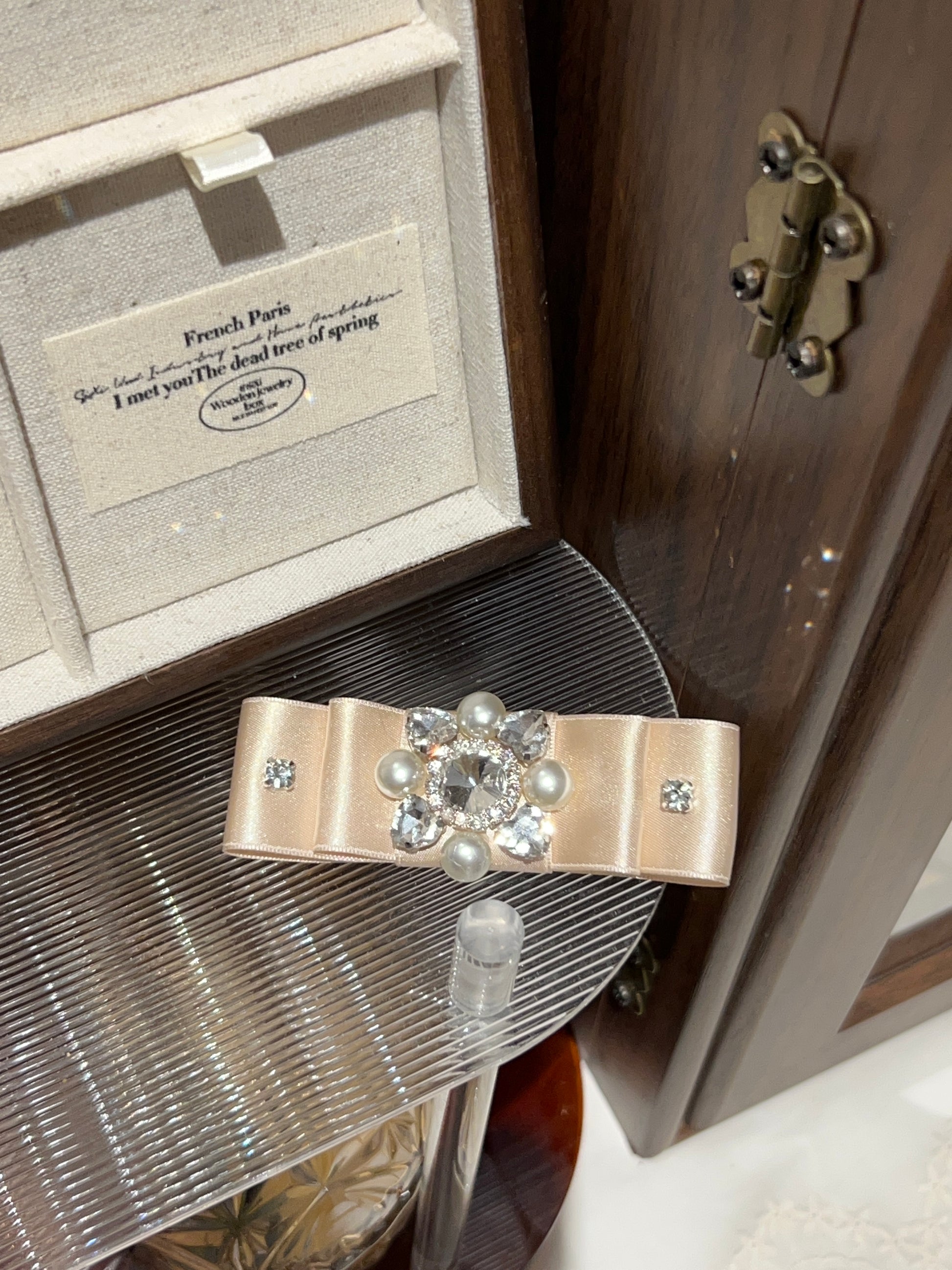 Nœud plat solaire orné de bijoux Penelope