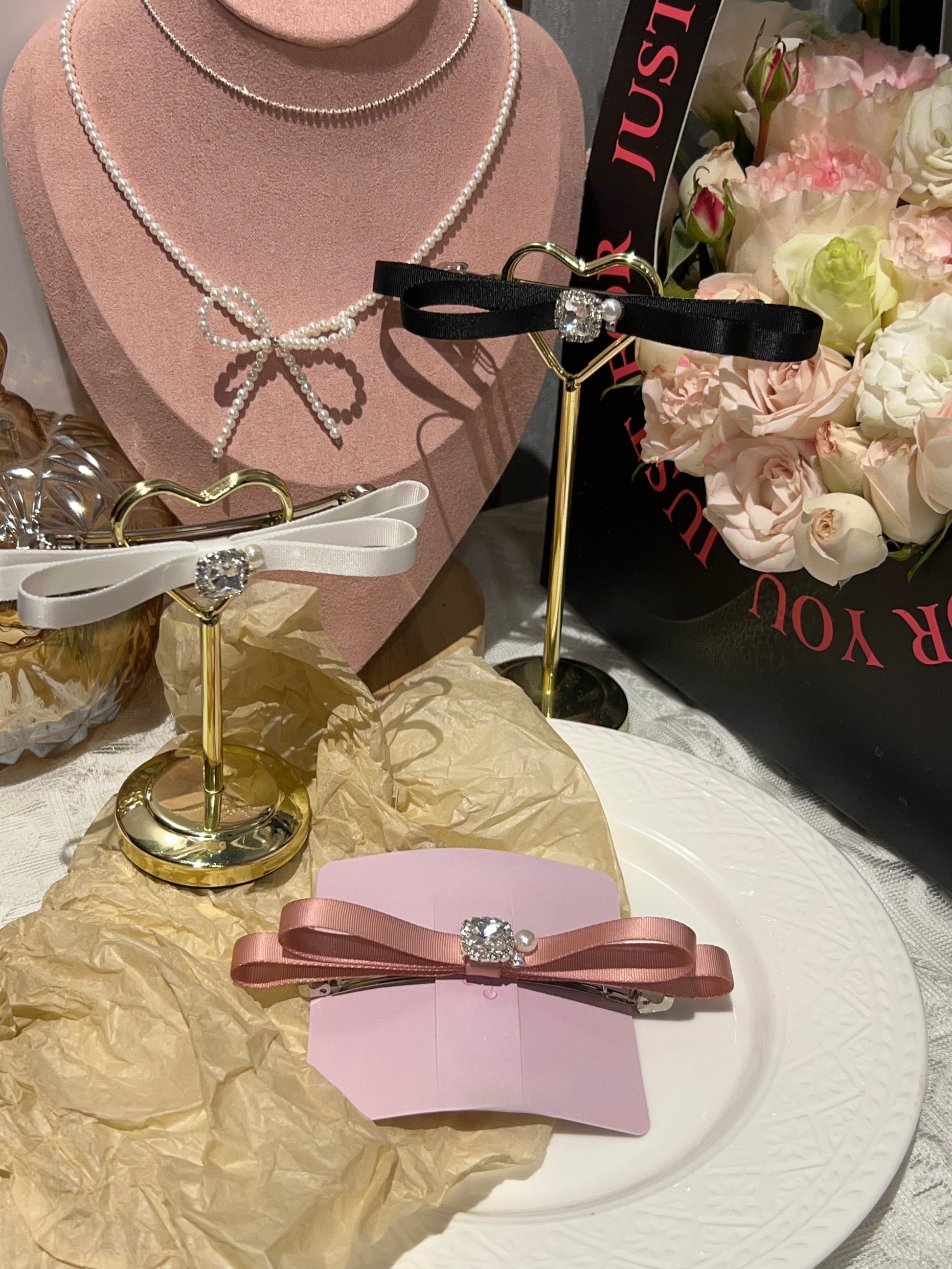 Nœud plat orné de bijoux Olivia