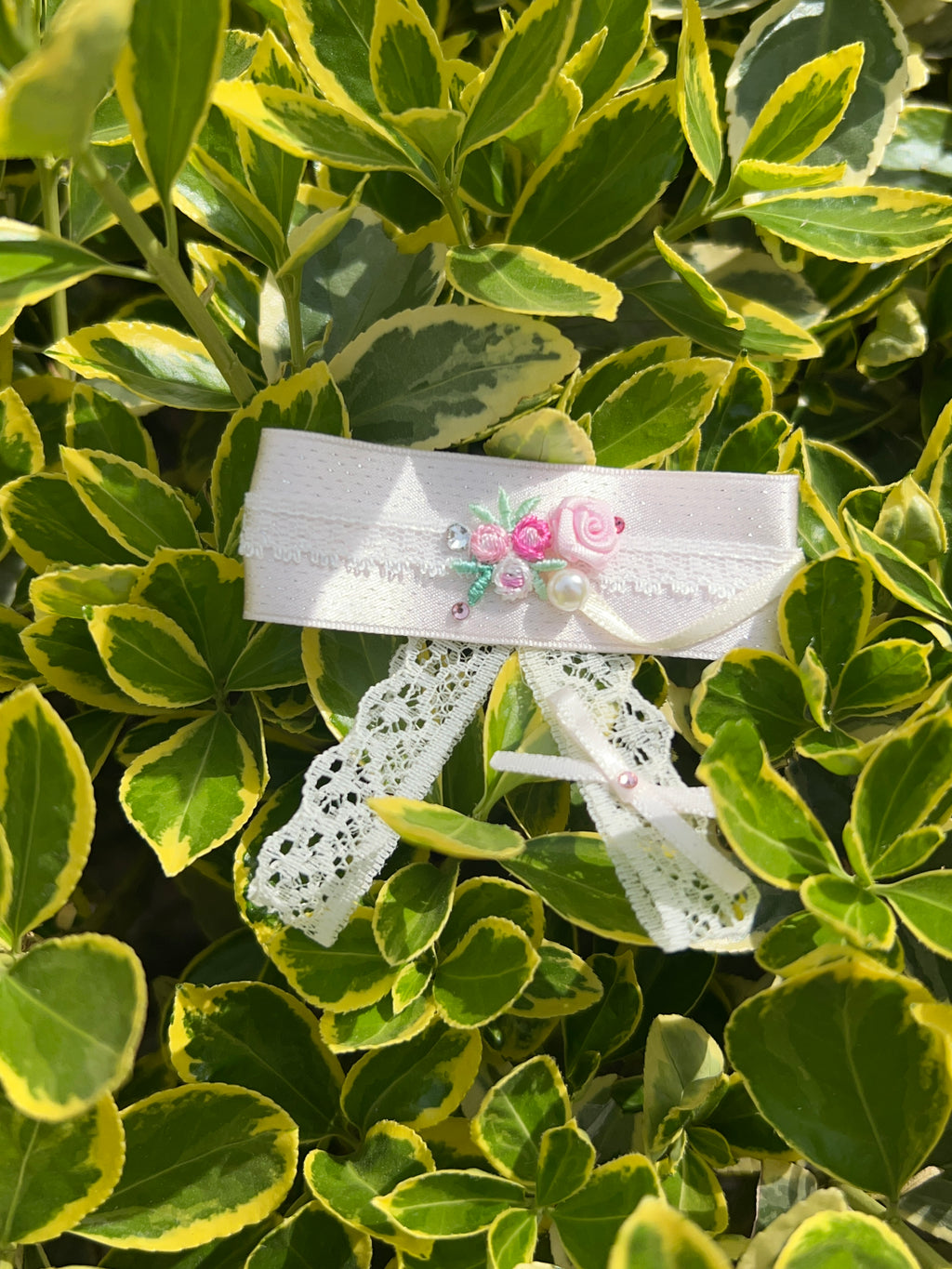 Barrette à nœud plat brodée Evelyn