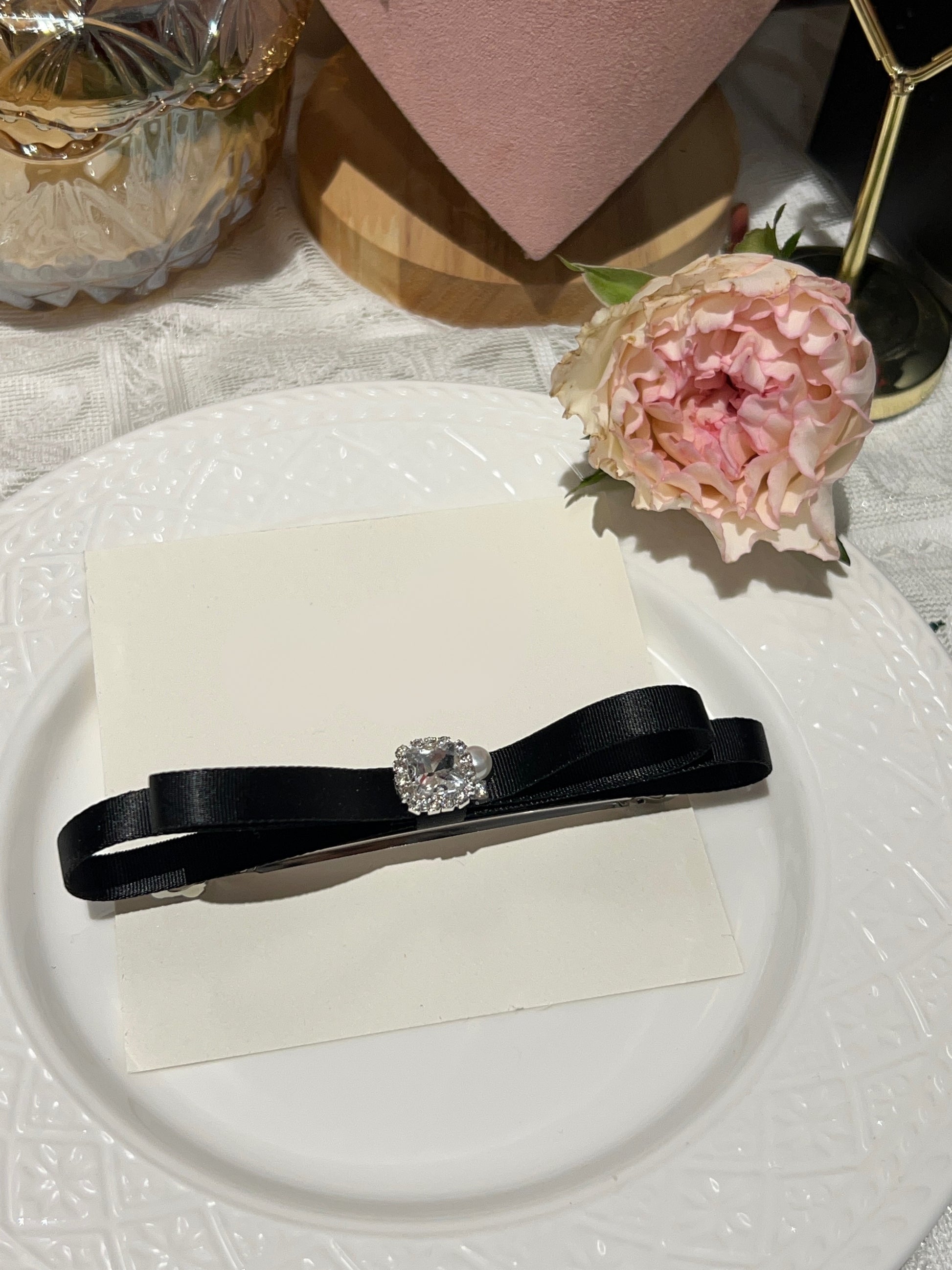 Nœud plat orné de bijoux Olivia