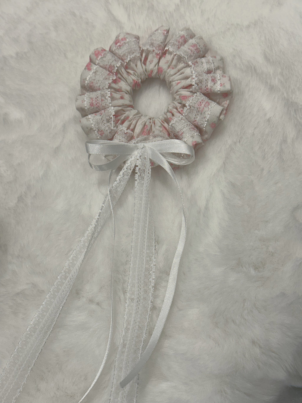 Chouchous floraux en dentelle avec nœud en ruban