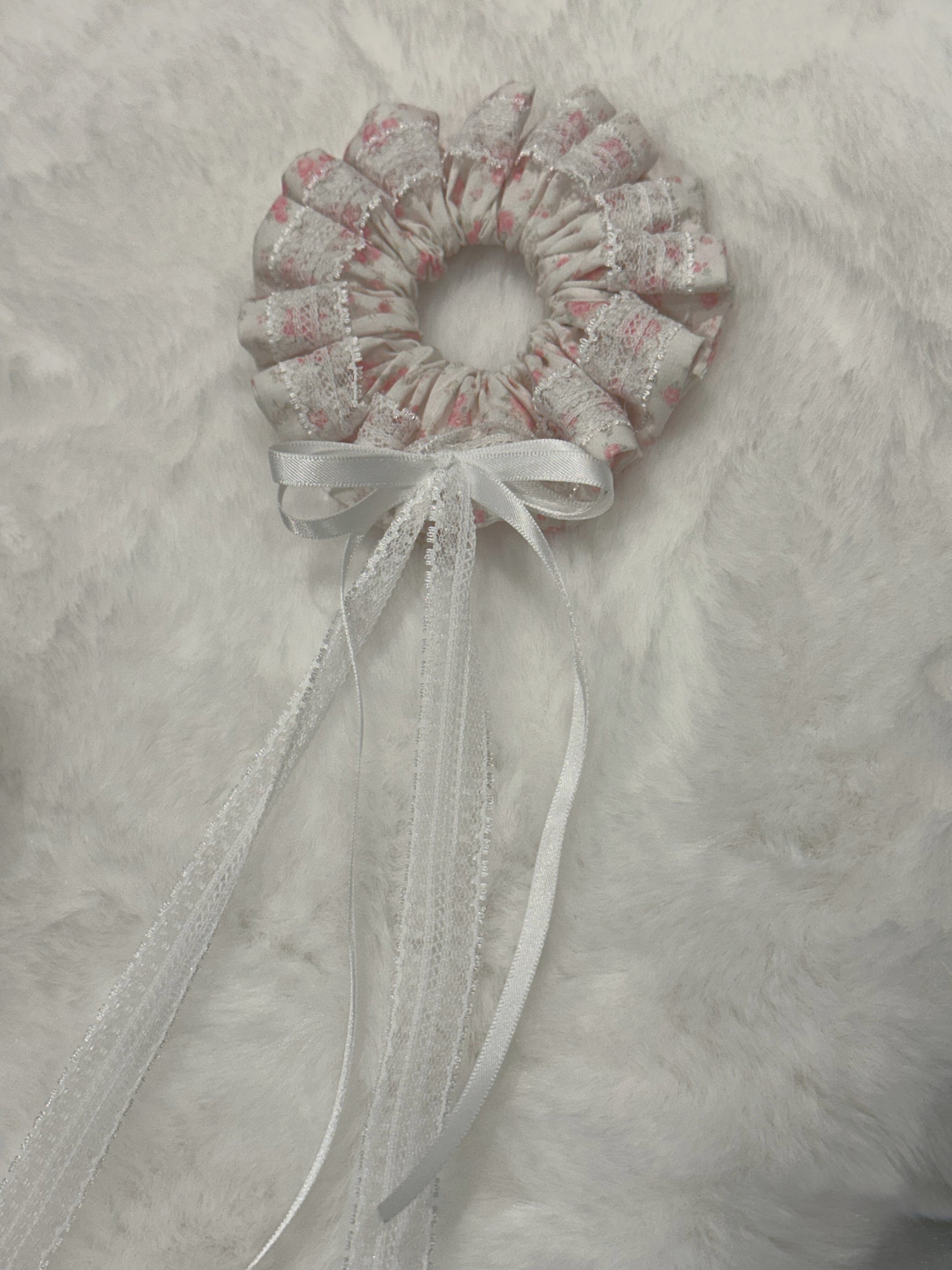 Chouchous floraux en dentelle avec nœud en ruban
