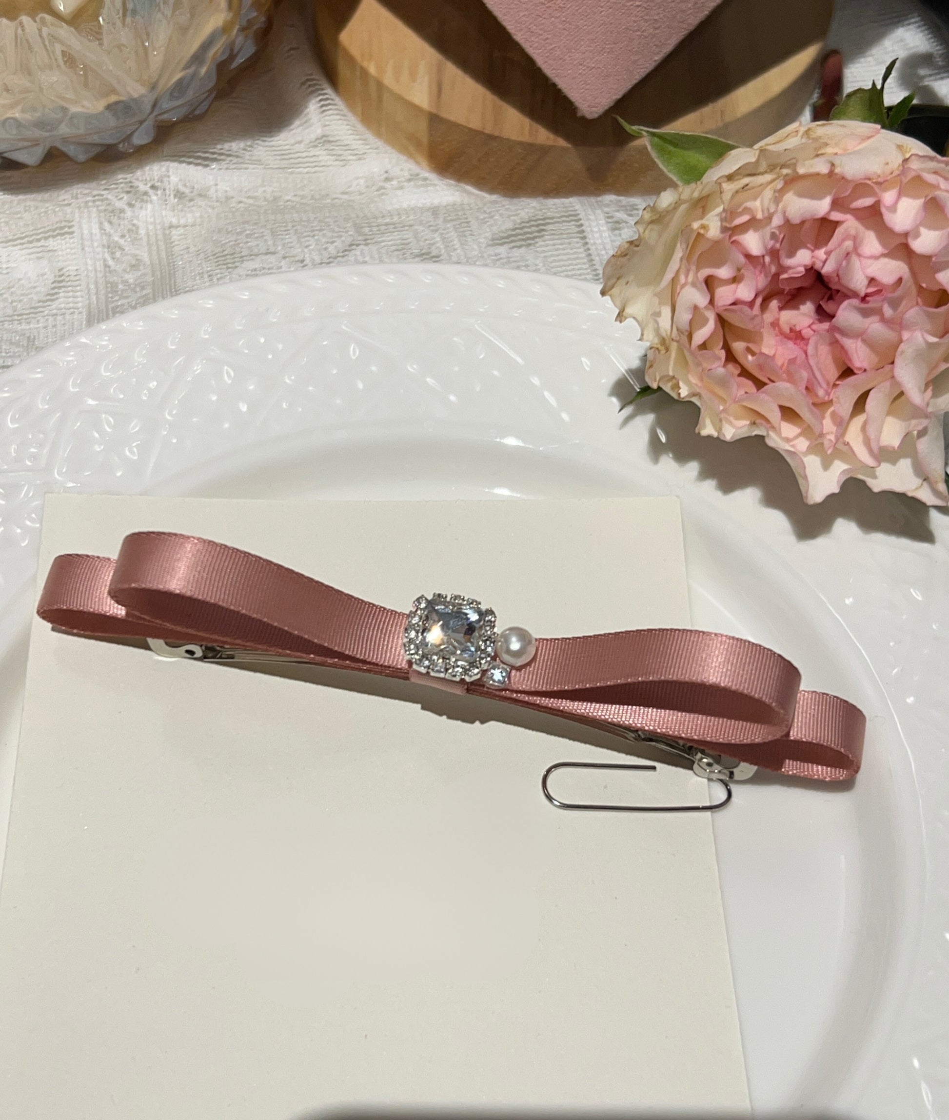 Nœud plat orné de bijoux Olivia