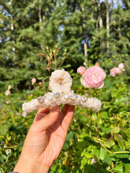 Pince à cheveux en organza ornée de bijoux